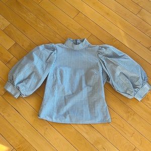 Levi’s balloon sleeve top 🎈